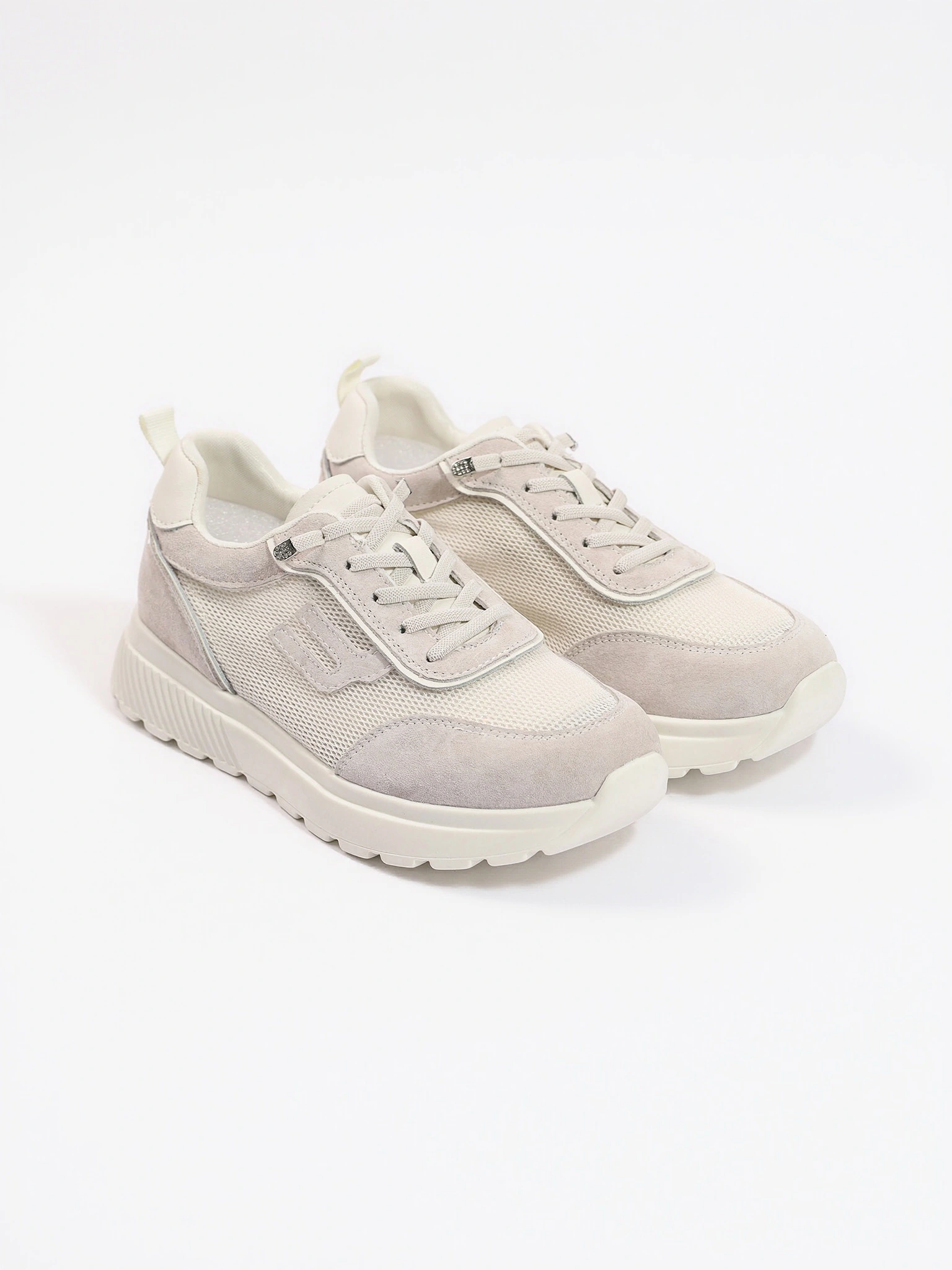 Кроссовки комбинированные белого цвета на низкой подошве